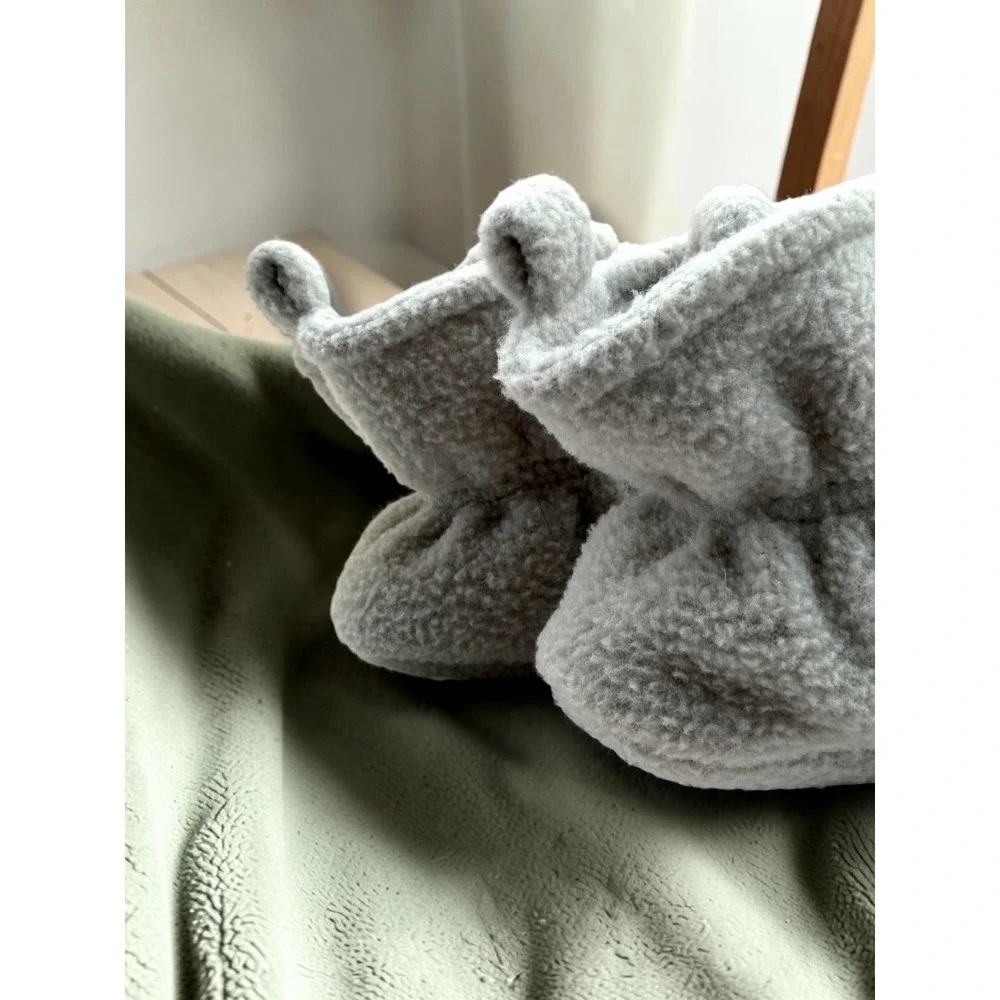 Luvable Friends Gray Fleece Adjustable Non-Slip Baby Booties 0-6 Months